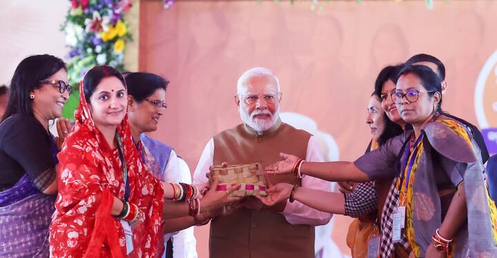 সুভদ্রা যোজনা হল ওড়িশার মহিলাদের জন্য একটি আর্থিক সহায়তা প্রকল্প, যা মহিলাদের অর্থনৈতিক স্বাধীনতা এবং সামগ্রিক মঙ্গল কামনায় দিচ্ছে সরকার। এই উদ্যোগটি 2028-2029 সাল পর্যন্ত পাঁচ বছরের মধ্যে রাজ্যের এক কোটিরও বেশি মহিলাকে প্রতি বছর 10,000 টাকা দেবে।