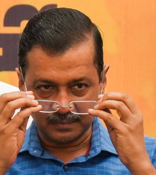 दिल्ली के मुख्यमंत्री अरविंद केजरीवाल ने रविवार (15 सितंबर, 2024) को घोषणा की थी कि वह दो दिन बाद यानी मंगलवार को अपने पद से इस्तीफा दे देंगे. मुख्यमंत्री पद छोड़ने के साथ ही उन्हें वह उन सुविधाओं का लाभ नहीं ले सकेंगे, जो सीएम पद पर रहते हुए उन्हें मिल रही हैं.