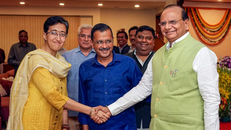 Arvind Kejriwal made Atishi Delhi CM What reason for Master Stroke BJP Swati Maliwal AAP मंत्री बनने के 18 महीने बाद आतिशी की हुई दिल्ली! केजरीवाल के मास्टर स्ट्रोक का मकसद ये रहा