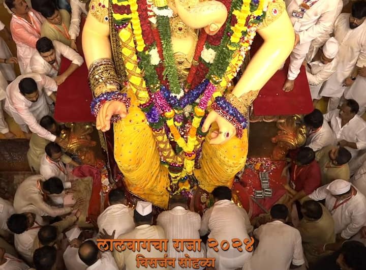 लालबागचा राजाच्या विसर्जन मिरवणुकीत मोठ्या प्रमाणात गर्दी जमली आहे.