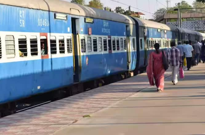 Red Window In Train Coaches: ਜੇਕਰ ਤੁਸੀਂ ਰੇਲਗੱਡੀ ਵਿੱਚ ਸਫ਼ਰ ਕੀਤਾ ਹੈ, ਤਾਂ ਤੁਸੀਂ ਰੇਲ ਦੇ ਡੱਬਿਆਂ ਵਿੱਚ ਇੱਕ ਲਾਲ ਖਿੜਕੀ ਜ਼ਰੂਰ ਦੇਖੀ ਹੋਵੇਗੀ। ਪਰ ਕੀ ਤੁਸੀਂ ਜਾਣਦੇ ਹੋ ਕਿ ਇਹ ਕਿਉਂ ਲਾਈ ਜਾਂਦੀ ਹੈ?