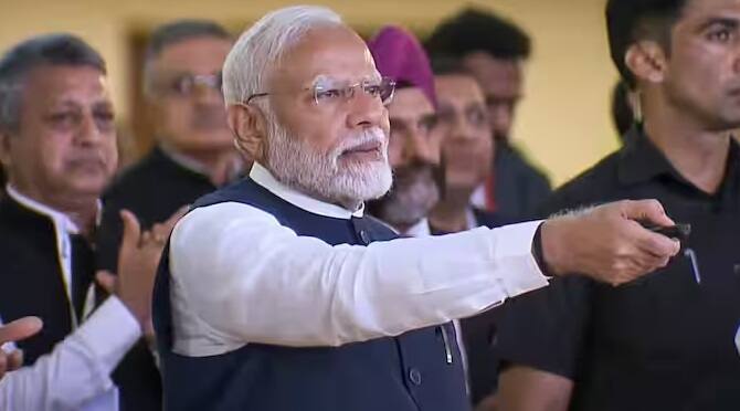 વડાપ્રધાન મોદીએ વર્ષ 2023માં અમદાવાદમાં રોબોટિક્સ ગેલેરીની મુલાકાત લીધી હતી. આ દરમિયાન પીએમ મોદીએ રોબોટ દ્વારા પીરસવામાં આવેલી ચાની મજા માણી હતી. વડા પ્રધાને તેમના ઇન્સ્ટાગ્રામ હેન્ડલ પર આ ક્ષણ શેર કરી હતી, જેમાં તેમણે કેપ્શન આપ્યું હતું, 'રોબોટને ચા પીરસવાની તસવીર જોવાનું ચૂકશો નહીં.' તેને લાખો લોકોએ પસંદ કર્યું હતું.
