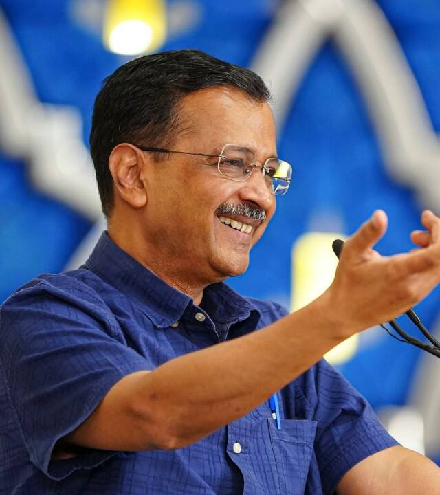 दिल्ली के मुख्यमंत्री को देश के अंदर घूमने के लिए हर साल एक लाख रुपए तक का ट्रेवल अलाउंस मिलता है, जिसकी लाभ उनका परिवार भी ले सकता है. इन सब के अलावा मुख्यमंत्री हर महीने पांच हजार यूनिट तक की फ्री बिजली यूज कर सकते हैं.
