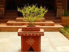 Astro Tips : उंबरठ्याची पूजा करणं म्हणजे अंधश्रद्धा? जाणून घ्या शास्त्रात काय म्हटलंय...