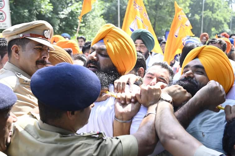 YAD holds massive dharna, marches to CM Mann’s residence to demand dismissal of Education Minister Harjot Bains 100 ਕਰੋੜ ਦੇ ਕਥਿਤ ਘੁਟਾਲੇ 'ਚ ਫਸ ਗਈ ਸਰਕਾਰ! ਅਕਾਲੀ ਦਲ ਨੇ ਲਿਆਂਦੀ ਹਨੇਰੀ