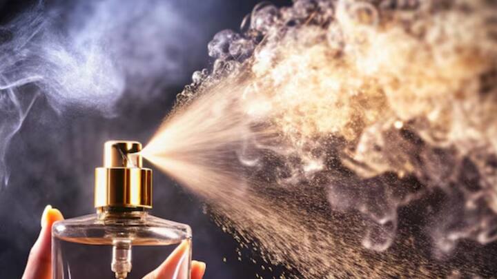 বাড়ি থেকে বেরনোর সময় একচু পারফিউম বা বডি স্প্রে গায়ে না ছড়ালেই নয়। হালকা গন্ধ পছন্দ কারও, কারও আবার উগ্র গন্ধেও কিছু যায় আসে না। কিন্তু পারফিউম বা বডি স্প্রে না হলে চলে না আমাদের।
