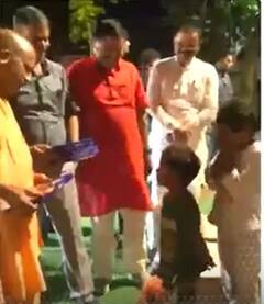 नन्हे बच्चों को चॉक्लेट खिलाते हुए दिखे- CM Yogi | ABP NEWS SHORTS