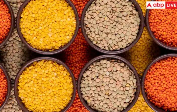 ਵਧੇ ਹੋਏ ਯੂਰਿਕ ਐਸਿਡ ਦੇ ਲੈਵਲ ਨੂੰ ਨਿਯੰਤਰਿਤ ਕਰਨ ਦਾ ਇੱਕ ਤਰੀਕਾ ਹੈ ਕੁਝ ਖਾਸ ਭੋਜਨਾਂ, ਖਾਸ ਤੌਰ 'ਤੇ ਪਿਊਰੀਨ-ਅਮੀਰ ਭੋਜਨਾਂ ਦੇ ਸੇਵਨ ਤੋਂ ਬਚਣਾ ਜਾਂ ਸੀਮਤ ਕਰਨਾ। ਦਾਲ, ਕਈ ਖੁਰਾਕਾਂ ਵਿੱਚ ਇੱਕ ਮੁੱਖ ਫਲ਼ੀ ਹੈ, ਜਿਸ ਵਿੱਚ ਪਿਊਰੀਨ ਦੀ ਮਾਤਰਾ ਜ਼ਿਆਦਾ ਹੁੰਦੀ ਹੈ ਅਤੇ ਯੂਰਿਕ ਐਸਿਡ ਦੇ ਪੱਧਰ ਨੂੰ ਵਧਾਉਣ ਵਿੱਚ ਯੋਗਦਾਨ ਪਾ ਸਕਦੀ ਹੈ।