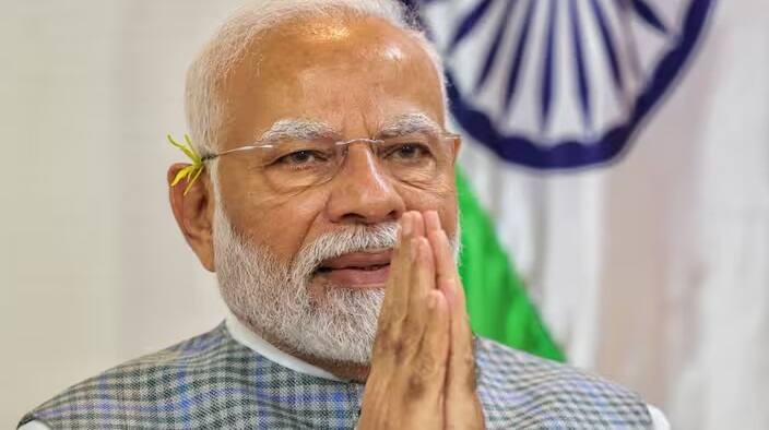 ઈટાલીમાં G-7 સમિટ દરમિયાન વડાપ્રધાન નરેન્દ્ર મોદી અને તેમના ઈટાલિયન સમકક્ષ જ્યોર્જિયા મેલોનીની સેલ્ફી ક્લિક સોશિયલ મીડિયા પર વાયરલ થઈ હતી. મેલોનીએ લીધેલી તસવીરમાં બંને નેતાઓ હસતા જોવા મળ્યા હતા. આ દરમિયાન મેલોનીએ નમસ્તે કહીને પીએમ મોદીનું સ્વાગત કર્યું. પીએમ આવાસ પર અમેરિકાના રાષ્ટ્રપતિ જો બાઇડનને હોસ્ટ કરતા વડાપ્રધાન મોદીની તસવીરોએ ઘણી ચર્ચામાં આવી હતી. બાઇડન ગયા વર્ષે સપ્ટેમ્બરમાં આયોજિત G-20 સમિટમાં ભાગ લેવા માટે ભારત આવ્યા હતા. આ દરમિયાન બંને નેતાઓએ પ્રાદેશિક અને વૈશ્વિક મુદ્દાઓ પર ચર્ચા કરી હતી.