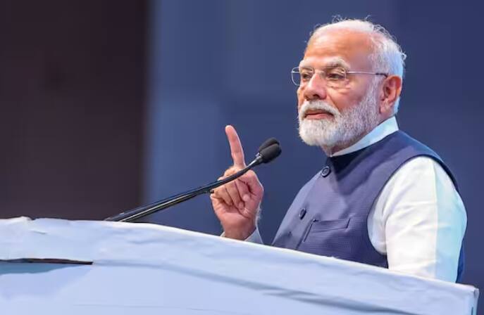 ਨਵੀਂ ਦਿੱਲੀ 'ਚ ਜੀ-20 ਸੰਮੇਲਨ 'ਚ ਪ੍ਰਧਾਨ ਮੰਤਰੀ ਨਰਿੰਦਰ ਮੋਦੀ ਦੇ ਸਾਹਮਣੇ ਰੱਖੇ ਗਏ ਦੇਸ਼ ਦੇ ਨਾਂ ਦੇ ਕਾਰਡ 'ਤੇ 'ਭਾਰਤ' ਲਿਖਿਆ ਹੋਇਆ ਸੀ। ਪੂਰੇ ਸੰਮੇਲਨ ਦੌਰਾਨ ਪ੍ਰਧਾਨ ਮੰਤਰੀ ਮੋਦੀ ਨੂੰ 'ਭਾਰਤ' ਦੀ ਨੁਮਾਇੰਦਗੀ ਕਰਨ ਵਾਲੇ ਨੇਤਾ ਵਜੋਂ ਮਾਨਤਾ ਦਿੱਤੀ ਗਈ। ਪੀਐਮ ਮੋਦੀ ਦੀ ਇਹ ਤਸਵੀਰ ਸੋਸ਼ਲ ਮੀਡੀਆ 'ਤੇ ਖਿੱਚ ਦਾ ਕੇਂਦਰ ਬਣੀ ਰਹੀ। ਇਸ ਦੌਰਾਨ ਪੀਐਮ ਮੋਦੀ ਨੇ ਕਿਹਾ ਸੀ ਕਿ ਜੀ-20 ਦੀ ਭਾਰਤ ਦੀ ਪ੍ਰਧਾਨਗੀ ਦੇਸ਼ ਦੇ ਅੰਦਰ ਅਤੇ ਬਾਹਰ ਸਾਰਿਆਂ ਦੀ ਏਕਤਾ ਦਾ ਪ੍ਰਤੀਕ ਬਣ ਗਈ ਹੈ। ਇਹ ਭਾਰਤ ਵਿੱਚ ਲੋਕਾਂ ਦਾ ਜੀ-20 ਬਣ ਗਿਆ ਹੈ ਅਤੇ ਦੇਸ਼ ਭਰ ਵਿੱਚ 200 ਤੋਂ ਵੱਧ ਮੀਟਿੰਗਾਂ ਹੋਈਆਂ।