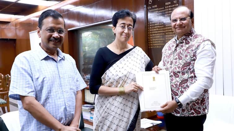 Atishi may take oath as Delhi CM on September 21 LG Vinai Kumar Saxena sent a letter to President Droupadi Murmu Delhi CM Oath Ceremony: आतिशी 21 सितंबर को ले सकती हैं सीएम पद की शपथ, LG ने राष्ट्रपति को भेजा पत्र