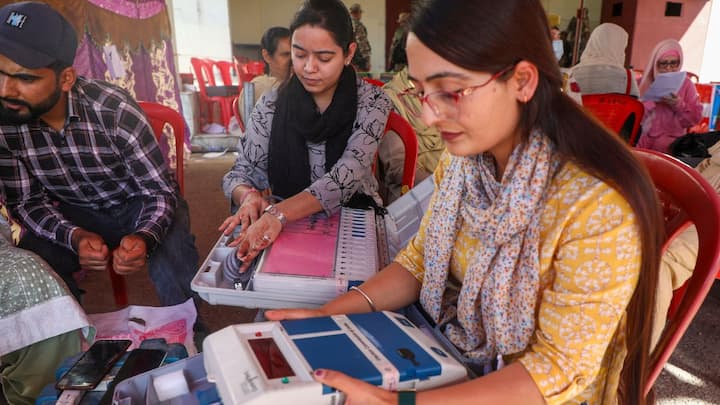 J&K Elections: जम्मू कश्मीर विधानसभा चुनाव के पहले चरण की वोटिंग जारी है. इनमें कई VIP उम्मीदवार मैदान में हैं तो वहीं ऐसे भी उम्मीदवार हैं जिन पर आपराधिक मामले दर्ज हैं.