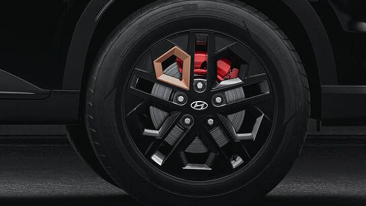 புதிய ரேஞ்சர் காக்கி வண்ண விருப்பத்தைத் தவிர, வென்யூ அட்வென்ச்சர் எடிஷன் மேலும் மூன்று மோனோடோன் வண்ணங்களில் கிடைக்கிறது. அதன்படி, அபிஸ் பிளாக், அட்லஸ் ஒயிட், டைட்டன் கிரே  வண்ணங்களில் கிடைக்கிறது. கருப்பு கூரையுடன் கூடிய ரேஞ்சர் காக்கி, கருப்பு கூரையுடன் அட்லஸ் வெள்ளை மற்றும் டைட்டன் கருப்பு கூரையுடன் கூடிய சாம்பல் ஆகிய மூன்று டூயல்-டோன் வண்ணங்களிலும் இந்த கார் கிடைக்கும். கூடுதலாக 15,000 ரூபாய் செலுத்தி SX மற்றும் SX(O) டிரிம்களில் டூயல்-டோன் வண்ணங்களைத் தேர்வுசெய்யலாம்.