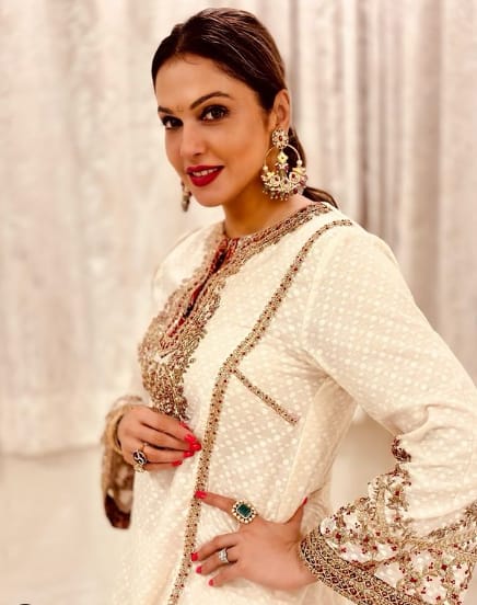 ईशा 48 साल की होने जा रही हैं. उन्होंने फिल्मों में आने से पहले मॉडलिंग की. एक्ट्रेस ने अपने फिल्मी करियर की शुरुआत 'काधल कविथई' से की थी. ये एक तमिल फिल्म थी.