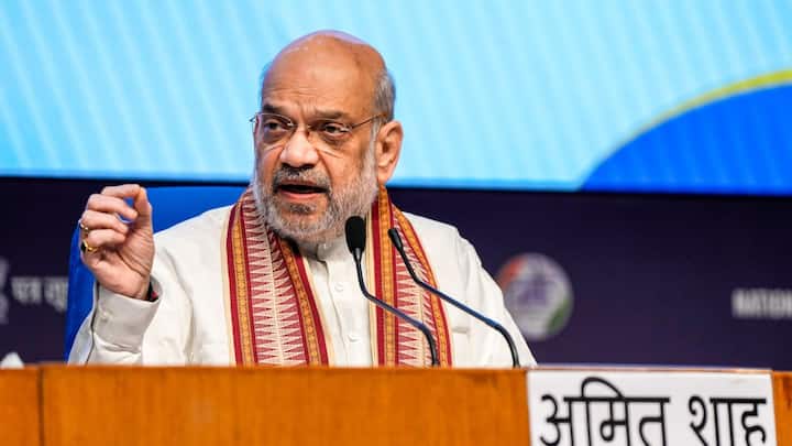 अमित शाह बोले, कि भारत-म्यांमार सीमा पर 30 किलोमीटर तक यह काम पूरा भी हो चुका है. यही नहीं सीमा पर कुल 1500 किलोमीटर बाड़ लगाने के लिए भारत सरकार ने धनराशि को भी स्वीकृत कर दिया है.