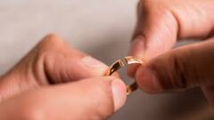 Cleaning Gold Jewelry: সোনার গয়না বাড়িতেই পরিষ্কার করেন? এই ভুল করবেন না...