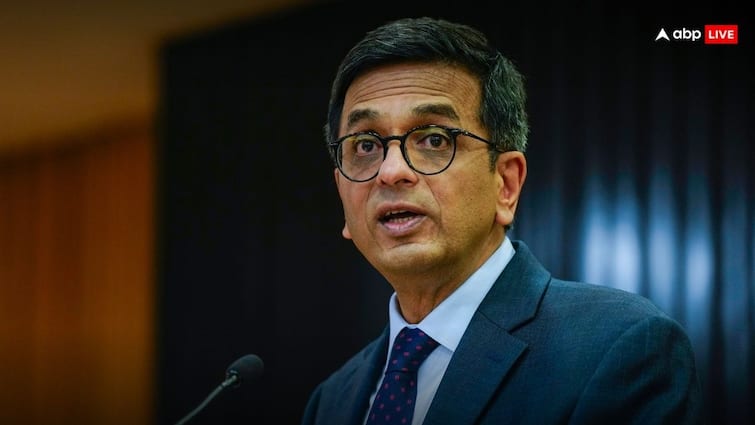 CJI DY Chandrachud denies to hear Chinese man bail petition directs him to appeal in Allahabad HC after six months 'माई लॉर्ड 18 महीनों से जेल में हूं', चीनी नागरिक ने लगाई गुहार तो CJI चंद्रचूड़ ने जमानत को लेकर दे दिया बेहद अहम फैसला