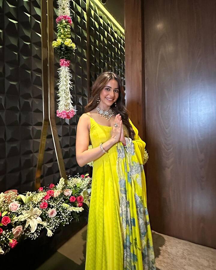 తాజాగా రకుల్ ఓ బాలీవుడ్ పాడ్కాస్ట్కి ఇంటర్య్వూ ఇచ్చింది. ఈ సందర్భంగా రకుల్ పాస్ట్ లైఫ్లో చేసే తప్పులపై ఆమెకు ప్రశ్న ఎదురైంది. దీనికి రకుల్ స్పందిస్తూ ఊహించని కామెంట్స్ చేసింది.