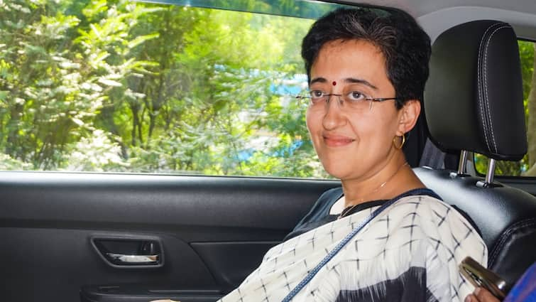 Delhi CM Atishi has special connection with Varanasi got married to pravin singh Atishi Delhi CM: यूपी के इस इलाके से है आतिशी का गहरा नाता, 18 साल पहले यहीं लिए थे सात फेरे