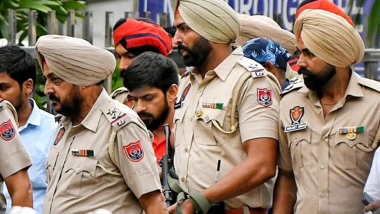 Despite the strictness of the Punjab Police the dominance of gangsters increased DGP made big revelations in High Court Gangster in Punjab: ਸੀਐਮ ਭਗਵੰਤ ਮਾਨ ਤੋਂ ਵੀ ਨਹੀਂ ਡਰੇ ਗੈਂਗਸਟਰ! ਡੀਜੀਪੀ ਨੇ ਹਾਈਕੋਰਟ 'ਚ ਕੀਤੇ ਵੱਡੇ ਖੁਲਾਸੇ