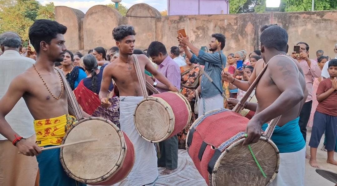 12 ஆண்டுக்கு பின் தஞ்சை பெரிய கோயிலில் பவுர்ணமி கிரிவலம் - பக்தியுடன் வலம் வந்த பக்தர்கள்