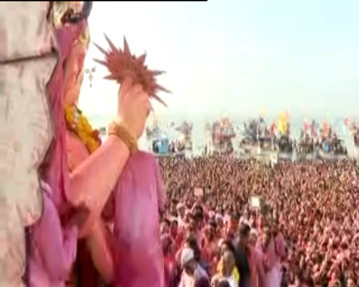 यावेळी लालबागच्या राजाची शेवटची आरती भक्तांकडून पार पाडण्यात आली.