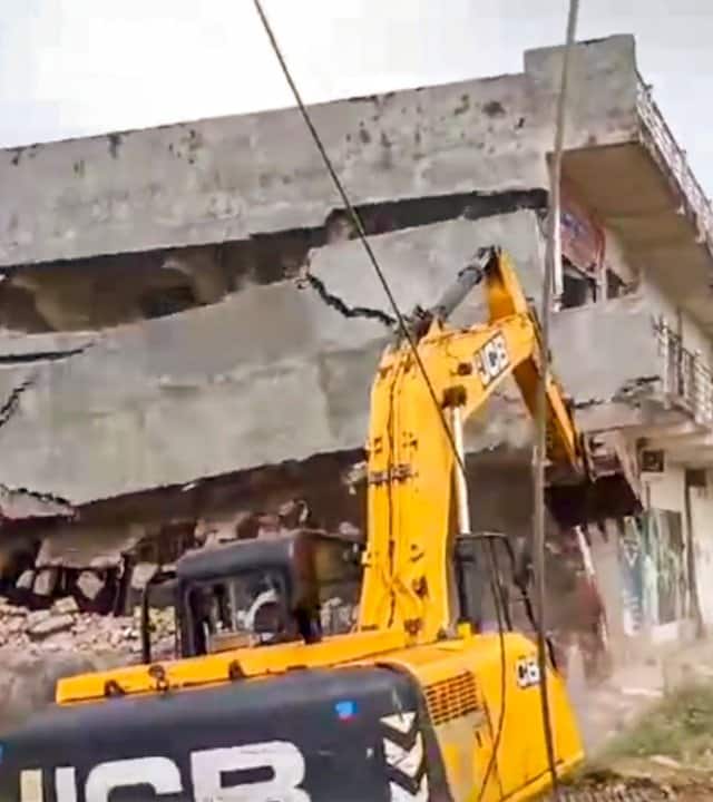 अरशद मदनी ने कहा कि उनको इस बात की खुशी है कि सुप्रीम कोर्ट ने उनकी बात को कबूल किया. उन्होंने कहा कि जब कोर्ट में वकील ने कहा कि मुसलमानों के घर गिराए गए हैं तो सरकार के वकील ने कहा कि हिंदुओं के साथ भी ऐसा किया गया है. इस पर कोर्ट ने कह दिया कि वह इन झगड़ों में नहीं पड़ेगा.