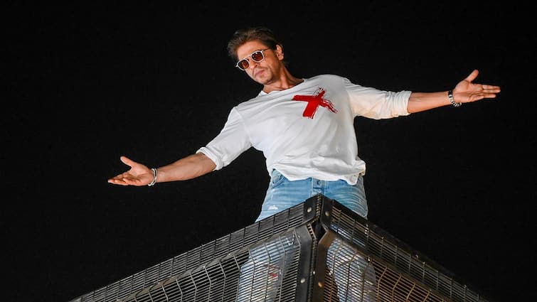 Bollywood Megastar Shah Rukh Khan With A Net Worth Of 7000 Crore Wears 