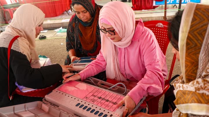 J&K Elections 2024: जम्मू कश्मीर विधानसभा चुनाव के फर्स्ट फेज के मतदान शुरू हो गए हैं. इनमें कुछ ऐसे भी उम्मीदवार हैं जो बहुत अमीर हैं. आइए बताते हैं आपको कि आखिर वो हैं कौन.