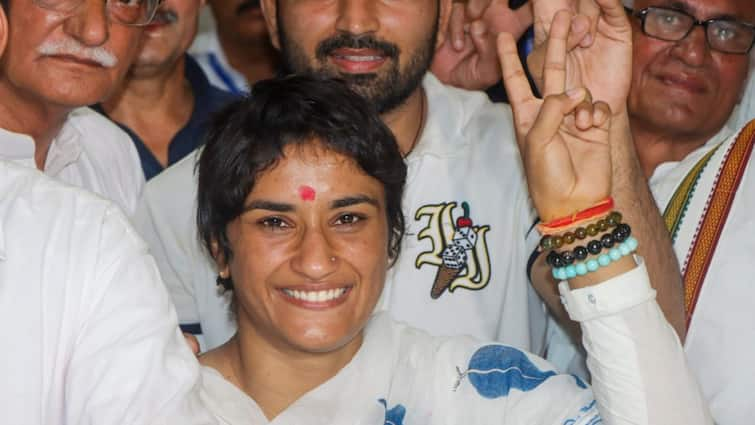 vinesh phogat on congress election symbol in haryana assembly election 2024 विनेश फोगाट का बड़ा बयान, 'हाथ का चुनाव निशान है ताई, थप्पड़ का काम करेगा और...'