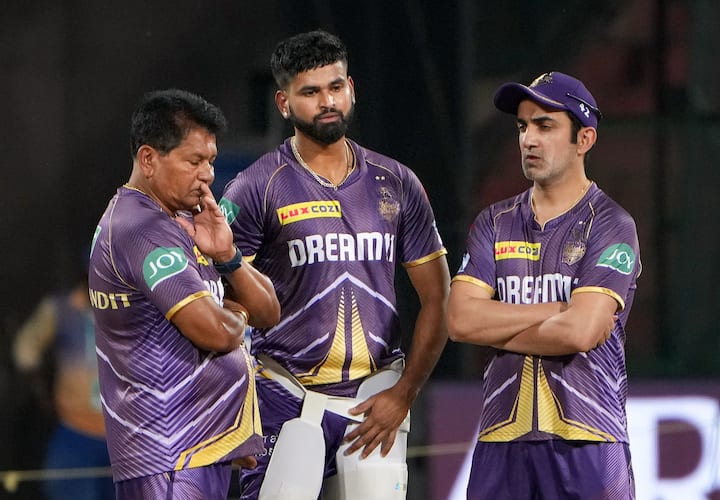 अगर आईपीएल के सबसे महंगे कोच की बात करें तो वह गौतम गंभीर हो सकते हैं. इंडिया टाइम्स की एक रिपोर्ट के मुताबिक गंभीर को केकेआर की तरफ से 25 करोड़ रुपए मिलते हैं. हालांकि इसको लेकर किसी तरह की आधिकारिक जानकारी उपलब्ध नहीं है.