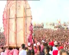 Lalbaugcha Raja Visarjan 2024 : गिरगाव चौपाटीवर मुंगी शिरायलाही जागा नाही, अलोट जनसागर, लालबागचा राजाच्या आरतीने वातावरण भारलं