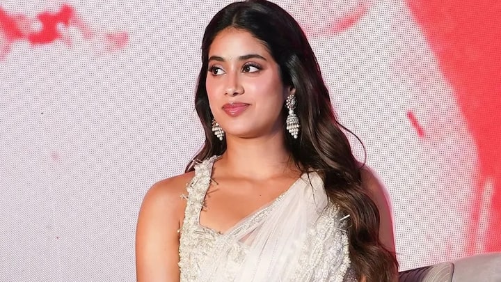 తెలుగులో తెరకెక్కిన ఈ సినిమా కోసం యూత్ మాత్రమే కాదు సీనియర్ ఎన్టీఆర్ ఫ్యాన్స్ కూడా ఎదురు చూస్తున్నారు. ఎందుకంటే సీనియర్ ఎన్టీఆర్, శ్రీదేవి తెలుగులో హిట్ కాంబినేషన్. జూనియర్ ఎన్టీఆర్, శ్రీదేవి కూతురు జాన్వీ కలిసి నటించిన సినిమాను చూసేందుకు ఆసక్తి చూపిస్తున్నారు. (Images Source : Instagram/Tamil Press Meet)