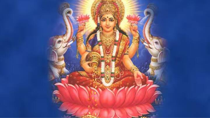 নির্দিষ্ট ও পরিষ্কার পরিচ্ছন্ন জায়গায় মা লক্ষ্মীর মূর্তি, ছবি বা ঘট রেখে পুজো করুন। এতে দেবী সন্তুষ্ট হবেন।(ছবি সৌজন্য-এবিপি নিউজ)