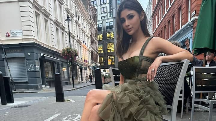 Mouni Roy Latest Photos : బాలీవుడ్ బ్యూటీ మౌనీ రాయ్ లండన్ ఫ్యాషన్ వీక్​లో పాల్గొంది. దానికి సంబంధించిన ఫోటోలను ఇన్​స్టాలో షేర్ చేసింది.