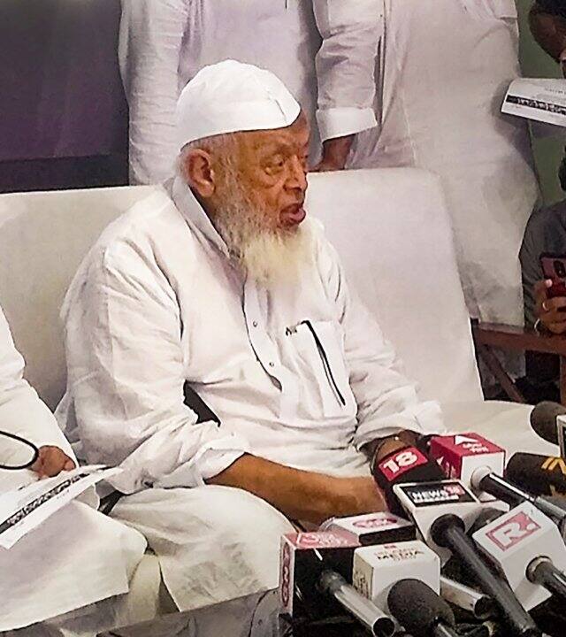 अरशद मदनी ने कहा कि बुलडोजर एक्शन की वजह से मुस्लिम और गैर-मुस्लिमों की परेशानियों का हल निकालने के लिए कोर्ट का दरवाजा खटखटाना चाहिए. उन्होंने कहा कि जिनकी जिंदगी का कोई सहारा या रास्ता नहीं होता उनके लिए कोर्ट होता है.