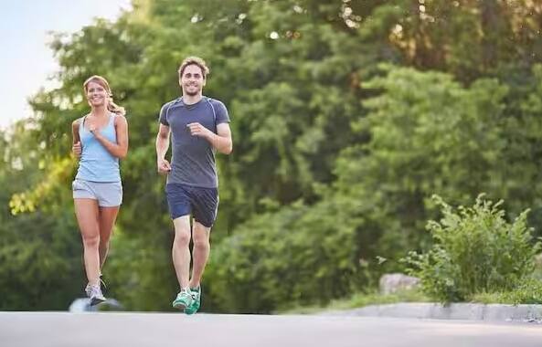 જોગિંગઃ જો તમે જિમ કે ડાયેટિંગ વગર વજન ઓછું કરવા માંગતા હોવ તો જોગિંગ સારો વિકલ્પ બની શકે છે. લાઇટ રનિંગ અથવા ફાસ્ટ જોગિંગ ખૂબ જ ઝડપથી કેલરી બર્ન કરે છે