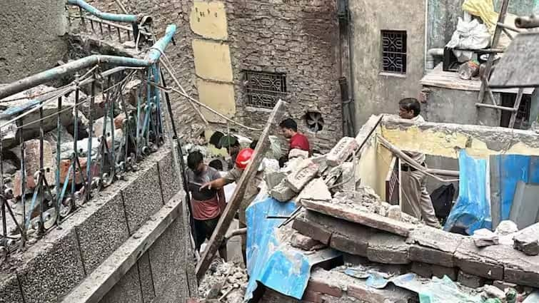 building collapsed in Delhi Karolbagh, many people were buried under the debris, 12 were rescued દિલ્લીના કરોલબાગમાં  બે માળની બિલ્ડિંગ ધરાશાયી, કાટમાળમાં અનેક લોકો દબાયા, 12નું કરાયું રેસ્ક્યુ