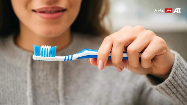 oral hygiene toothbrush make sick know how to clean it in hindi Oral Hygiene: टूथब्रश से भी बीमार पड़ सकते हैं आप, जान लीजिए कैसे रख सकते हैं इसे साफ