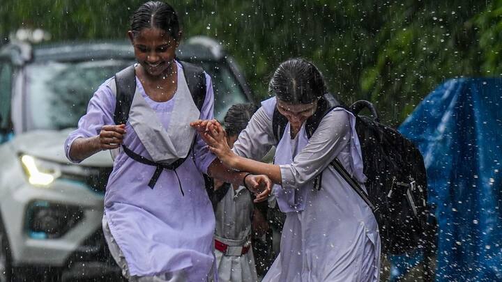 Weather Update: राजधानी दिल्ली और उसके आसपास के इलाकों कड़ी उमस के बाद अब मौसम सुहावना होने वाला है. मौसम विभाग ने अगले दो से तीन दिनों तक लगातार बारिश की संभावना जताई है.