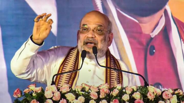एक पत्रकार ने अमित शाह से मणिपुर के मुख्यमंत्री एन बीरेन सिंह के इस्तीफे को लेकर सवाल पूछा तो केंद्रीय गृहमंत्री ने कोई सीधा जवाब नहीं दिया बल्कि उन्होंने कहा कि आप सवाल पूछ सकते हैं, लेकिन बहस ना करें.