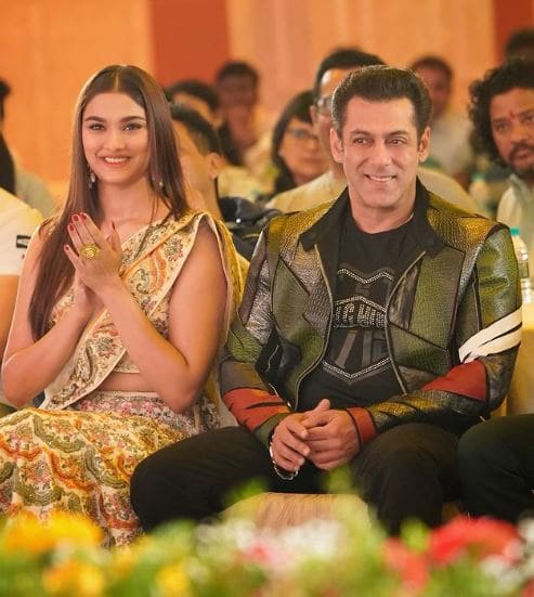 बॉलीवुड के दबंग एक्टर सलमान खान अपने खास दोस्तों के लिए कुछ भी कर जाते हैं. ऐसा ही वो महेश मांजरेकर के लिए भी कर चुके हैं. सलमान ने उनकी 17 साल की बेटी साई मांजरेकर को अपनी फिल्म 'दबंग 3' से लॉन्च किया.