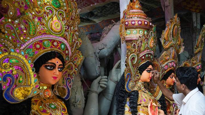 ঠাকুরকে যেখানে রাখবেন সেখানে যাতে সূর্যের আলো প্রবেশ করে তার দিকে খেয়াল রাখবেন।(ছবি সৌজন্য-পিটিআই)