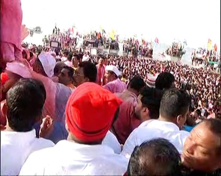 यावेळी गिरगांव चौपाटीवर भक्तिमय आणि भावूक वातावरण पाहायला मिळालं.