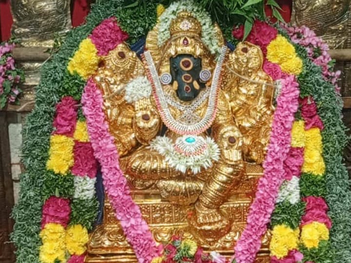 கரூர் உழவர் சந்தை அருள்மிகு ஸ்ரீ வாராஹி அம்மன் ஆலயத்தில் பௌர்ணமியை முன்னிட்டு சிறப்பு அபிஷேகம்.