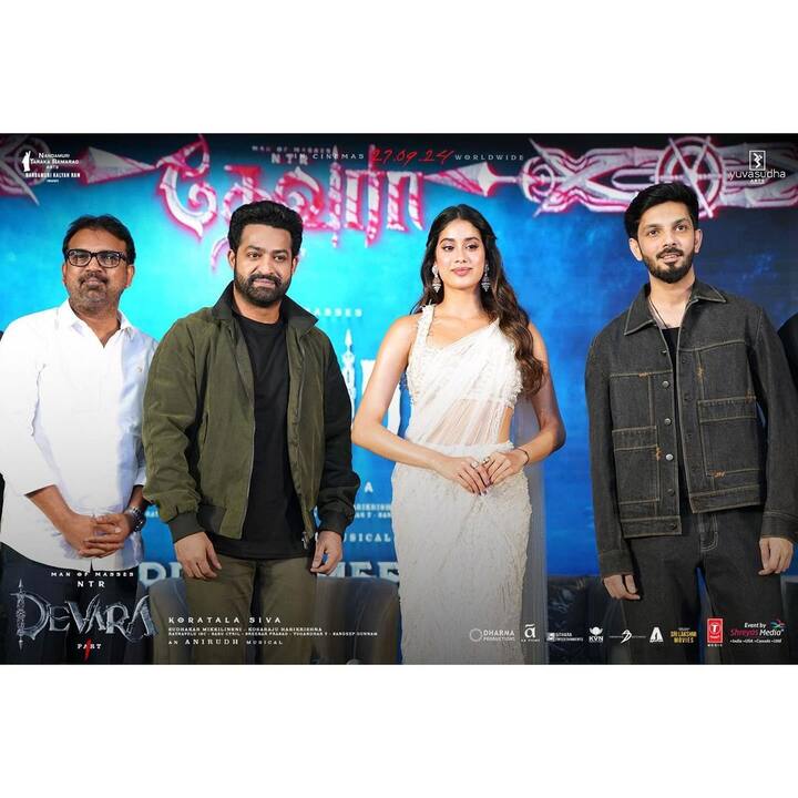 కొరటాల శివ దర్శకత్వంలో.. అనిరుధ్ దేవర చిత్రానికి మ్యూజిక్ అందిస్తున్నారు. ఎన్టీఆర్కు జత జాన్వీ ఈ సినిమాలో చేశారు. ఇప్పటికే విడుదలైన సాంగ్స్, టీజర్, ట్రైలర్ సినిమాపై అంచనానలను పెంచేశాయి. (Images Source : Instagram/Tamil Press Meet)