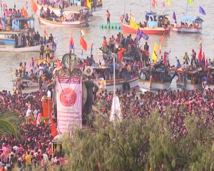 लालबागचा राजा दहा दिवसांच्या पाहुणचारानंतर आज भक्तांचा निरोप घेणार आहे.