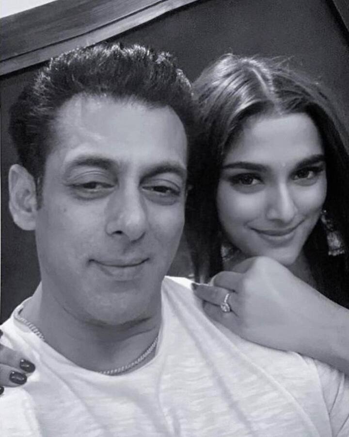 सिद्धार्थ कानन के साथ बातचीत में जब उन्होंने सई से पूछा कि वो उन ट्रोलर्स के बारे में क्या कहेंगी. इसपर सई ने कहा, 'मुझे इस बारे में कोई जानकारी नहीं थी कि फिल्म को लेकर ट्रोल किया जा रहा है. मैंने अपना करियर शुरू किया था और मेरे पास उस समय ना पीआर टीम होती थी ना मैनेजमेंट टीम होती थी.'