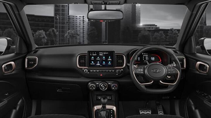 வென்யூ அட்வென்ச்சர் எடிஷன் புதிய ரேஞ்சர் காக்கி வண்ண விருப்பத்துடன் பல வெளிப்புற மற்றும் உட்புற அழகுசாதனப் புதுப்பிப்புகளைப் பெறுகிறது. பெட்ரோல் இன்ஜின் ஆப்ஷனில் மட்டுமே கிடைக்கிறது.