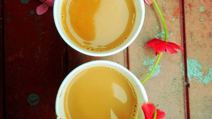 ஃபில்டர் பேப்பர் எடுத்துக்கொண்டு, அதில் கொஞ்சம் தேயிலைகளை வைத்துவிட்டு, சொட்டு சொட்டாக தண்ணீரை அதன் வழியாக விடவும்.